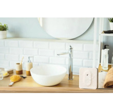 Badezimmer mit Waschbecken, Spiegel und Heizkörperthermostat