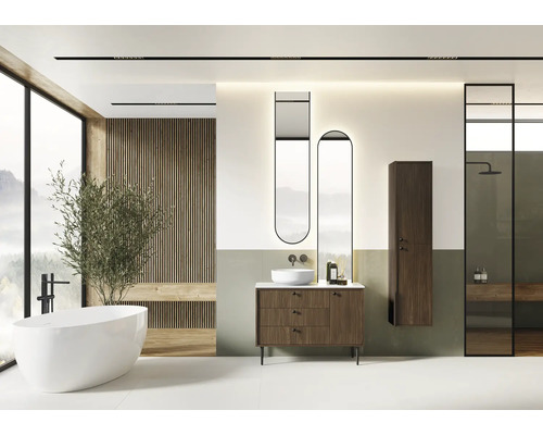 Helles Badezimmer mit Badewanne, Waschtisch mit Waschbecken, Spiegeln und Dusche.