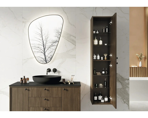 Modernes Badezimmer mit Waschtisch, Spiegel und Hochschrank für Badezimmerutensilien