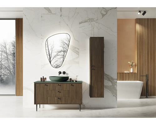 Modernes Badezimmer mit Waschtisch, Spiegel, Hochschrank und Badewanne