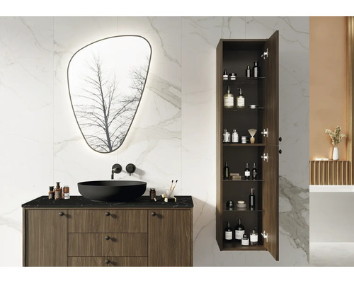 Badezimmer mit Waschtisch, Spiegel und offenem Hochschrank zur Aufbewahrung