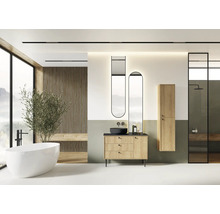 Helles Badezimmer mit Badewanne, Waschtisch, Spiegel, Hochschrank und Dusche.