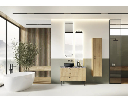 Helles Badezimmer mit Badewanne, Waschtisch, Spiegel und Dusche.