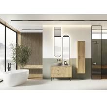 Helles Badezimmer mit Badewanne, Waschtisch, Spiegel und Dusche