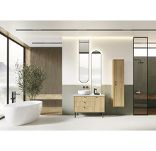Helles Badezimmer mit Badewanne, Waschtisch, Spiegelschrank und Dusche