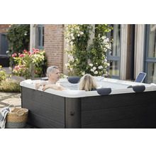 Paar entspannt im Whirlpool im Garten.
