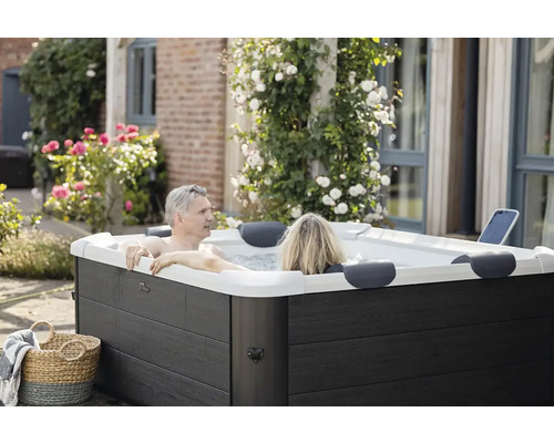 Paar entspannt im Whirlpool im Garten.