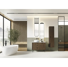 Modernes Badezimmer mit freistehender Badewanne, Waschtisch, Spiegeln und Dusche.