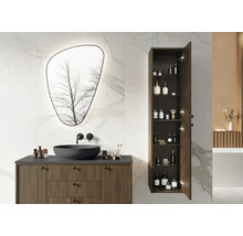 Badezimmer mit Waschtischunterschrank, Spiegel und Hochschrank