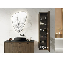 Modernes Badezimmer mit Waschtisch, Spiegel und Hochschrank zur Aufbewahrung von Badutensilien.