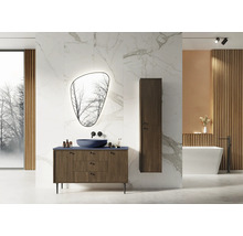 Modernes Badezimmer mit Waschtisch, Spiegel, Badewanne und Aufbewahrungsschrank