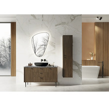Modernes Badezimmer mit Waschtisch, Spiegel, Hängeschrank und Badewanne vor einer Marmorwand