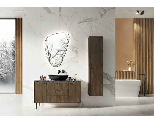 Modernes Badezimmer mit Waschtisch, Spiegel, Hängeschrank und Badewanne vor einer Marmorwand