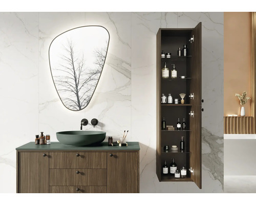 Helles Badezimmer mit Waschtischunterschrank, Spiegel und offenem Hochschrank zur Aufbewahrung von Badartikeln.