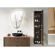 Badezimmer mit Waschtischunterschrank, Aufsatzwaschbecken, Spiegel und offenem Hochschrank