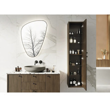 Badezimmer mit Waschtisch, Spiegel und Hochschrank zur Aufbewahrung von Badutensilien