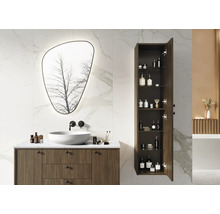 Modernes Badezimmer mit Waschtisch, Spiegel und offenem Hochschrank zur Aufbewahrung von Badartikeln