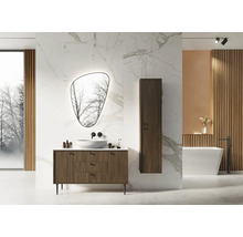 Modernes Badezimmer mit Waschtisch, Spiegel, Hochschrank und Badewanne.