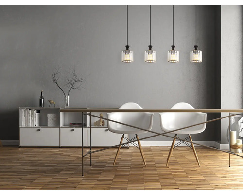 Esszimmer mit vier Pendelleuchten, Tisch und weißen Stühlen