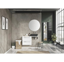 Modernes Badezimmer mit Waschtisch, rundem Spiegel und weißen Möbeln.