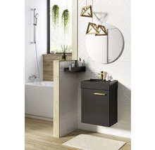 Badezimmer mit Waschbeckenunterschrank, Spiegel, Badewanne und Dekoration