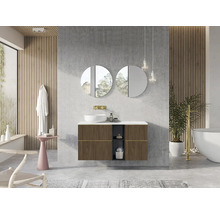 Modernes Badezimmer mit Waschtisch, Spiegeln und Badewanne