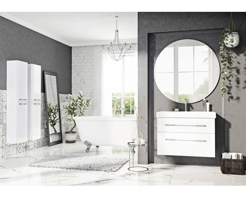 Modernes Badezimmer mit Badewanne, Waschtisch, Spiegel und Badmöbeln