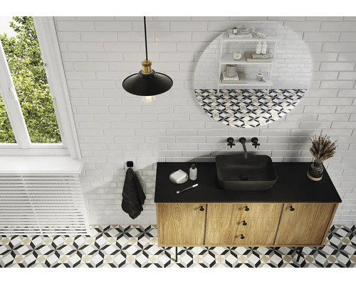 Helles Badezimmer mit Waschbecken, Waschtischunterschrank und gemusterten Fliesen