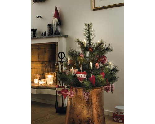 Dekorierter Weihnachtsbaum in kupferfarbenem Topf in Wohnraum-Szene