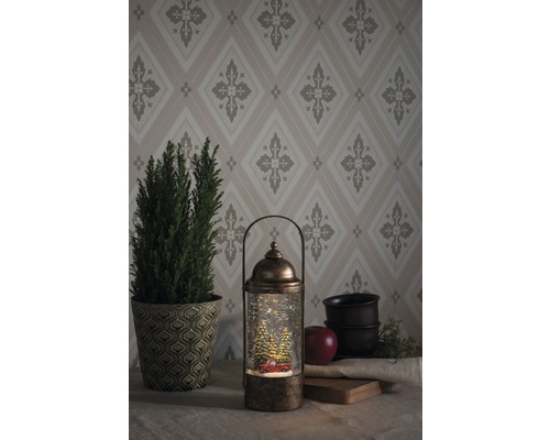 Dekorative Schneekugel Laterne mit Weihnachtsmotiv und LED-Beleuchtung auf einem Tisch