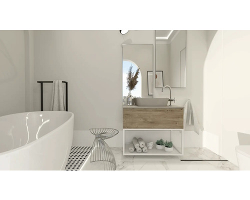 Helles Badezimmer mit Badewanne, Waschtisch und Spiegel