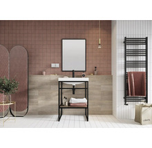 Modernes Badezimmer mit Waschtisch, Spiegel, Heizkörper und dekorativen Elementen für eine stilvolle Einrichtung.