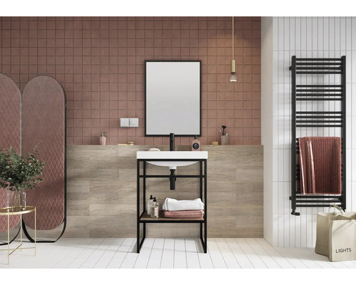 Modernes Badezimmer mit Waschtisch, Spiegel, Heizkörper und dekorativen Elementen für eine stilvolle Einrichtung.