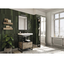Badezimmer mit Waschbecken, Spiegel, Ablagen und grünen Fliesen.
