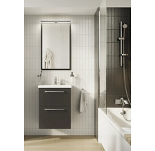 Badezimmer mit Waschtischunterschrank, Spiegel, Badewanne und Duschabtrennung für ein modernes Ambiente