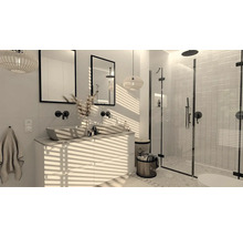 Helles Badezimmer mit Doppelwaschtisch, Spiegeln, Dusche und dekorativer Beleuchtung für ein modernes Design.