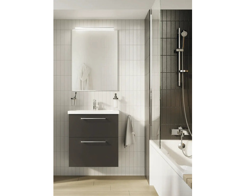 Modernes Badezimmer mit Waschbeckenunterschrank, Spiegel und Dusche