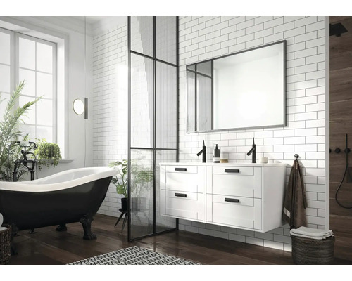 Helles Badezimmer mit Badewanne, Waschbeckenunterschrank, Spiegel und Duschabtrennung