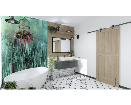 Badezimmer mit Badewanne, Waschtisch, Spiegel und Schiebetür im Landhausstil