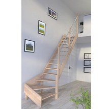 Raumansicht einer Holztreppe mit Geländer