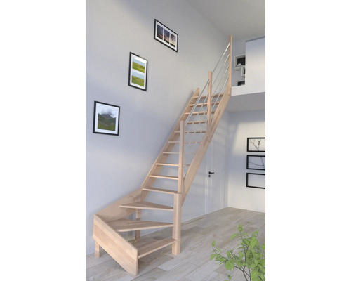 Raumansicht einer Holztreppe mit Geländer