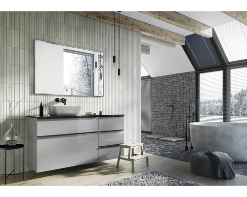 Badezimmer mit Waschtisch, Spiegel und freistehender Badewanne