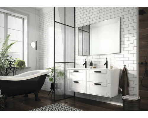 Badezimmer mit freistehender Badewanne, Waschtischunterschrank, Spiegel und Glaswand