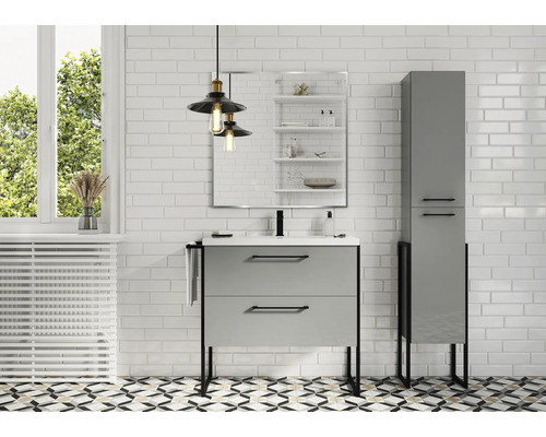 Modernes Badezimmer mit Waschbeckenunterschrank, Spiegelschrank und Hochschrank vor weißer Ziegelwand