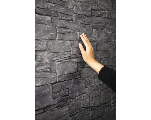 Wandverkleidung in Steinoptik mit Hand