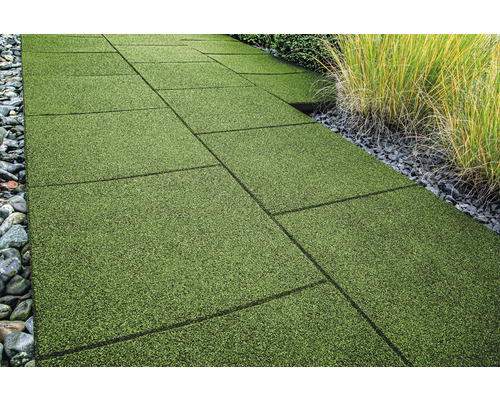 Gartenweg aus grünen Rasenplatten mit Steinen und Bepflanzung