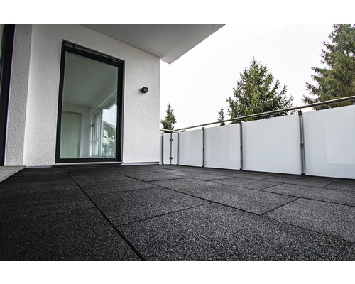 Balkon mit Bodenplatten und Geländer