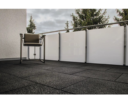 Balkon mit Stuhl, Sichtschutzwand und Bodenplatten