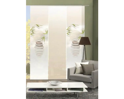 Raum mit Schiebegardinen, die Steine und Bambus zeigen