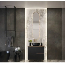 Modernes Badezimmer mit Waschbecken, Spiegel, Handtuchhalter und Badewanne